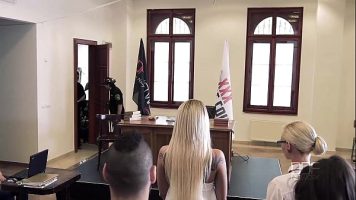 روماني بقضيب عريض يضاجع محاميه في فمه