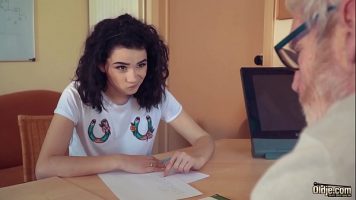 امرأة سمراء الرومانية الشابة لا تستطيع الحصول على ما يكفي من الديك