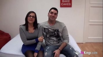 زوجان رومانيان في إسبانيا يقومان بإجراء محادثة فيديو
