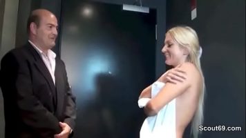شقراء مع تمديدات الفم القضيب من رجل أصلع غني